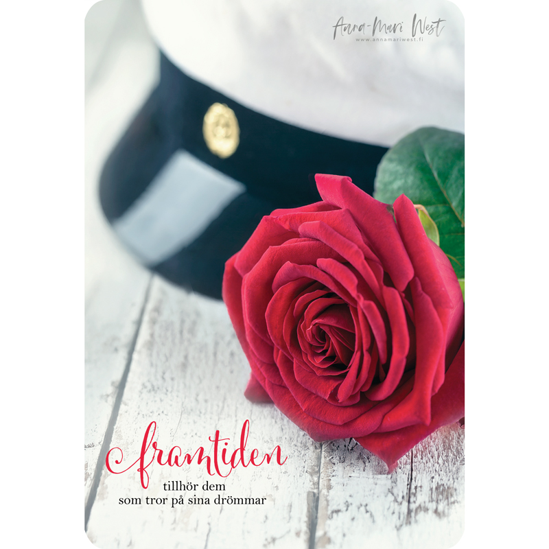 KT7A9594-R ylioppilaslakki ja ruusu